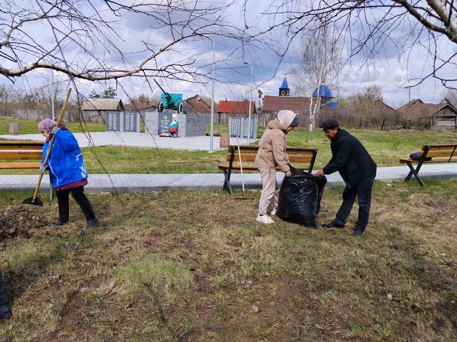 Сотрудники Мирёнского территориального отдела провели субботник в рамках акции «Зелёная Весна»