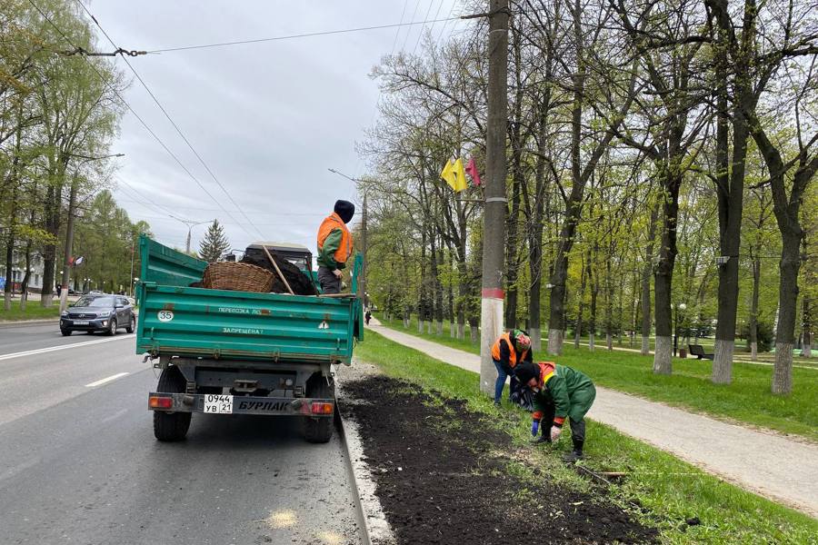 В Чебоксарах продолжаются текущие работы в парках,скверах и площадях