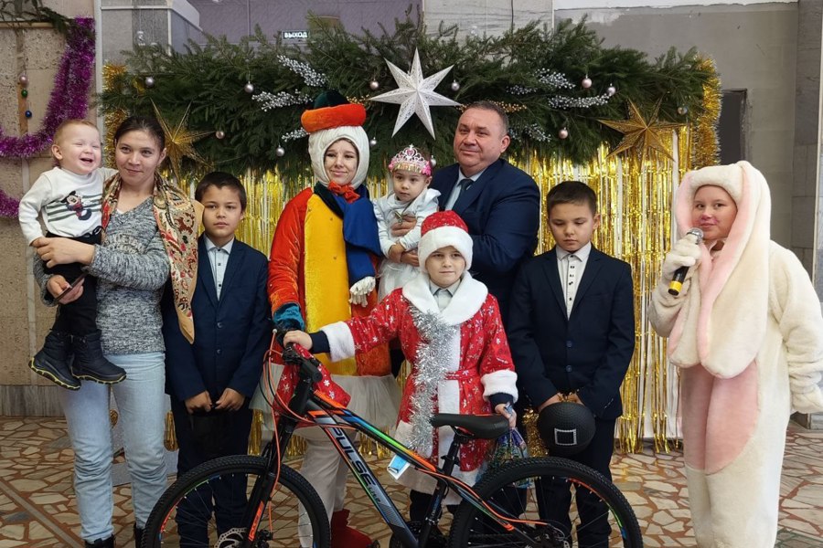 В Комсомольском округе стало доброй традицией, когда взрослые исполняют желания детей в преддверии Нового года