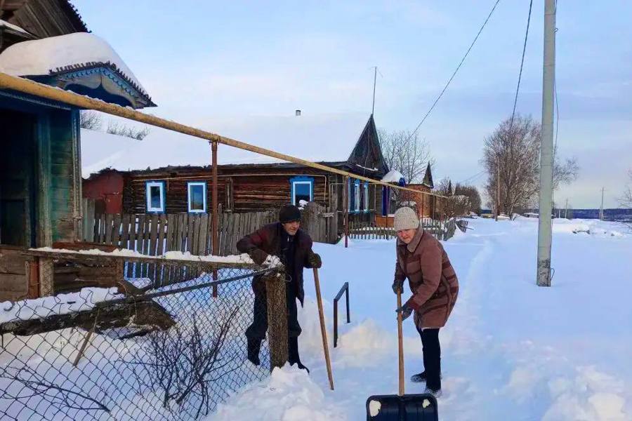 Социальные работники сражаются  со снежными заносами