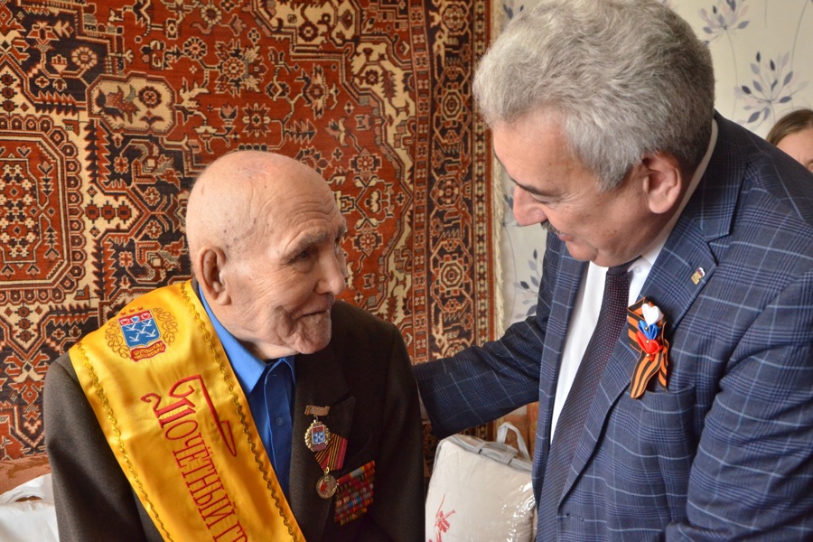 Леонид Черкесов поздравил ветерана Великой Отечественной войны с 80-летием Победы