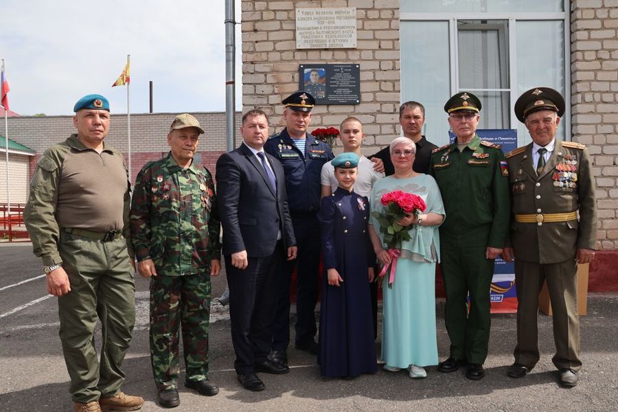 Вечная память Герою: в Цивильске открыли мемориальную доску Евгению Александрову