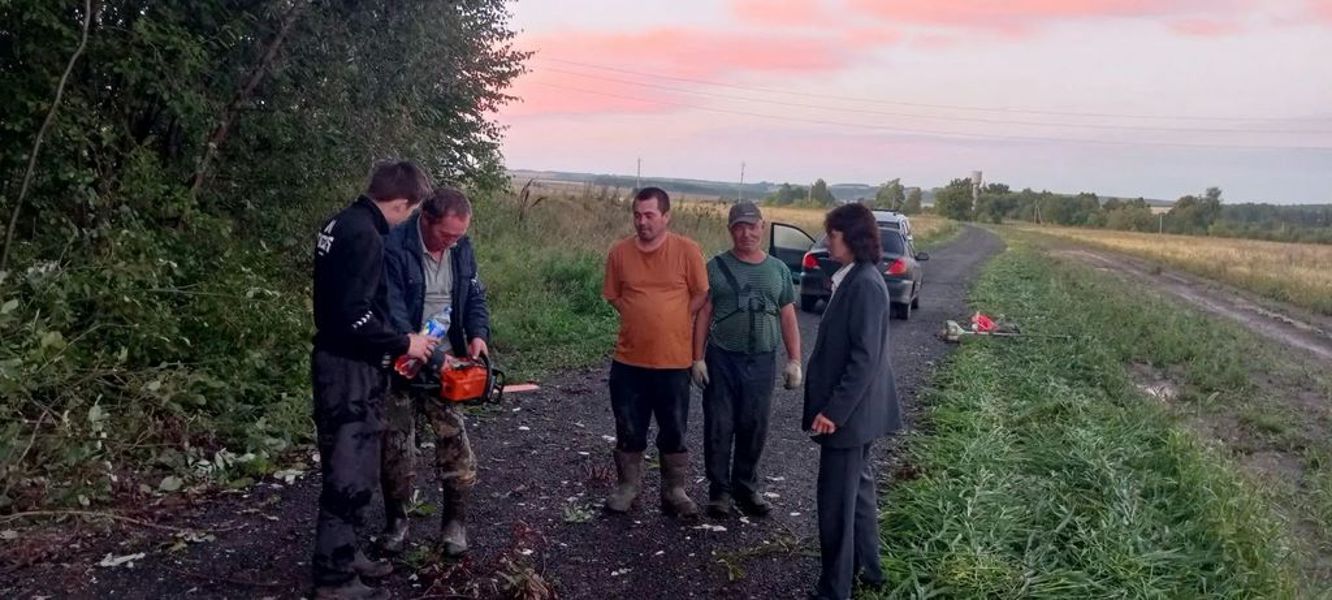 Жители д. Оточево привели в порядок прилегающую  к дороге   территорию