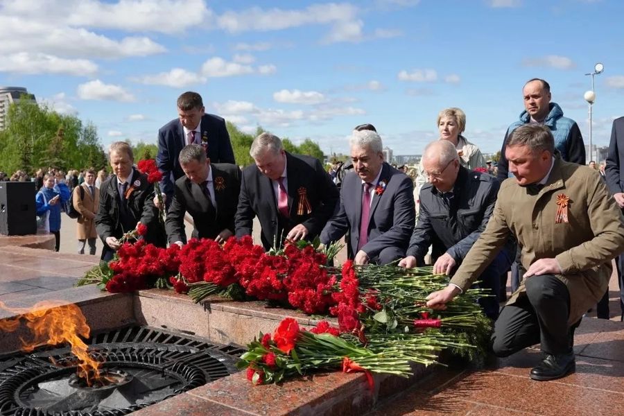 Леонид Черкесов, депутаты Госсовета Чувашии и жители Чебоксар почтили память героев в День Победы