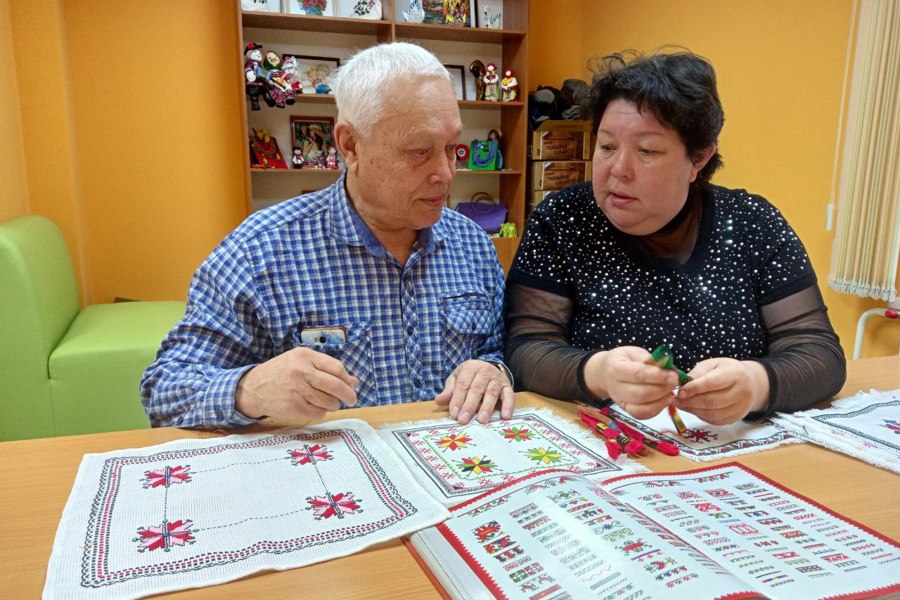 76-летний чебоксарец собирается вышить рубашку с чувашским орнаментом