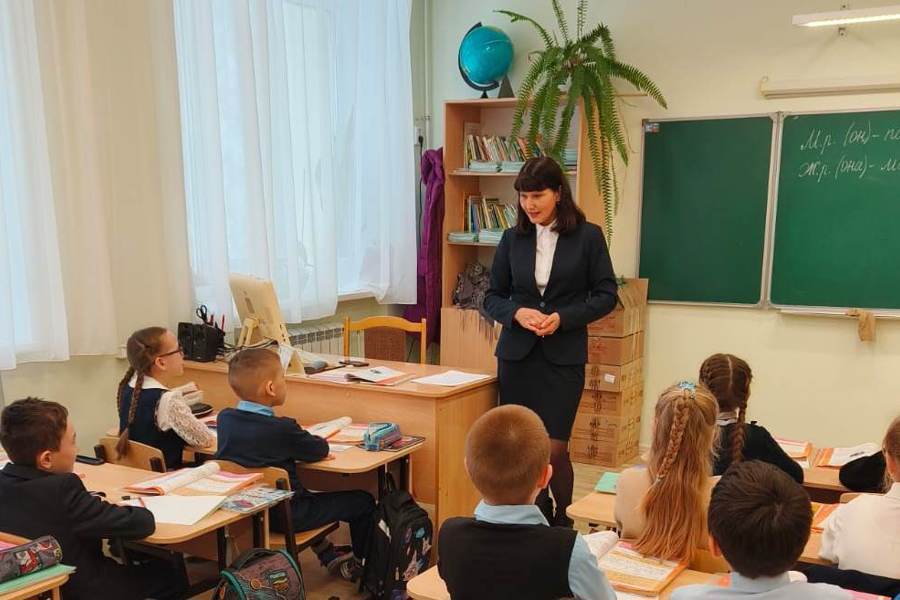 В Шемуршинской школе Алевтина Федорова проверила организацию питания и медицинского обслуживания