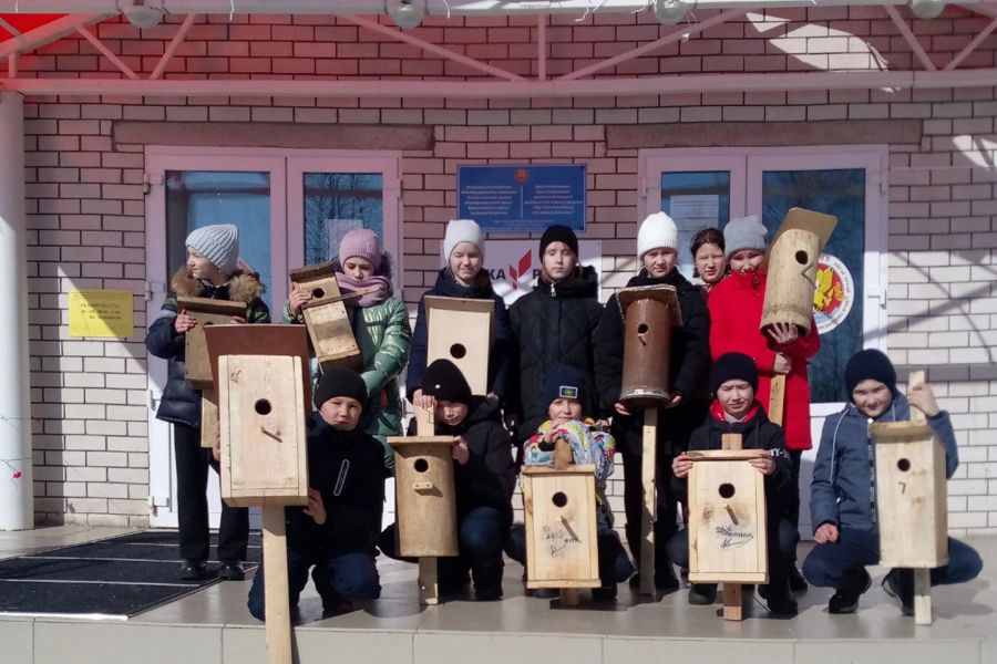 Учащиеся Большеатменской школы присоединились к акции «Подарок крылатым друзьям»