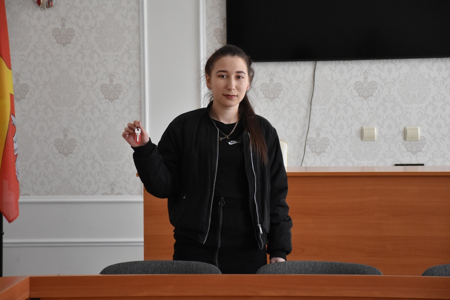 Состоялось вручение ключей от квартиры лицу из числа детей-сирот и детей, оставшихся без попечения родителей