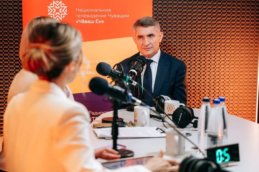 Жилье, благоустройство, соцподдержка – основные темы 24-й «прямой линии» с Олегом Николаевым