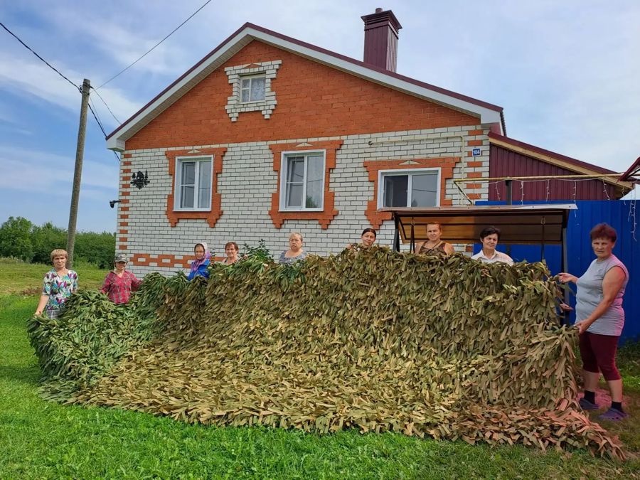 Старые Атаи продолжают плести маскировочные сети