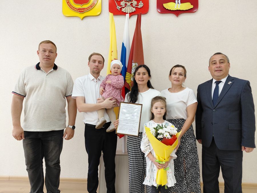 В Янтиковском округе многодетная семья получила социальную выплату на улучшение жилищных условий