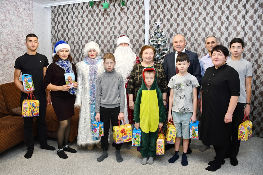 Глава Батыревского муниципального округа поздравил детей на дому с новогодними и рождественскими праздниками