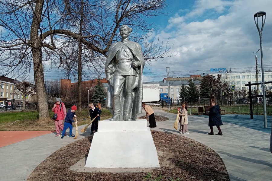 Воспитанники музыкальной школы Чебоксар включились в культурно-экологическую акцию у памятника Чапаеву