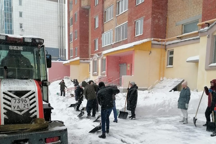 Жители Новочебоксарска помогают дворникам в уборке снега
