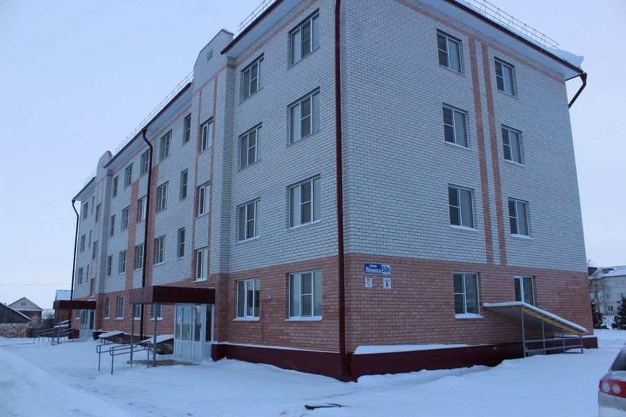 В Шемуршинском муниципальном округе переселенцам из аварийного жилья вручили ключи от новых квартир