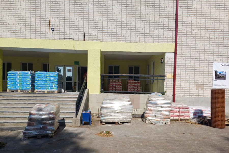Строители из Чувашии продолжают ремонт школы в селе Осипенко подшефного Бердянского района
