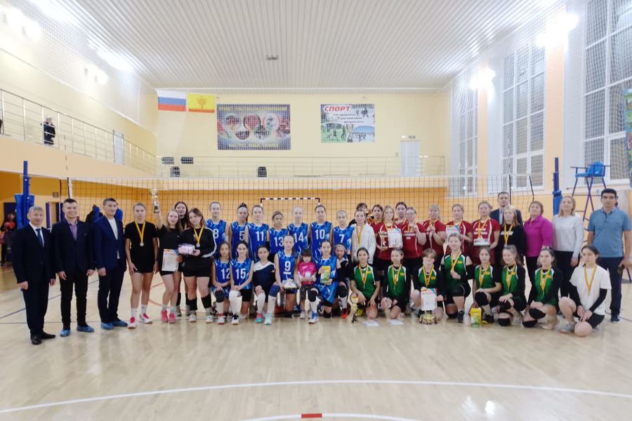 Прошел турнир по волейболу среди женских команд памяти председателя Совета Урмарского райпо С.Н. Харитонова