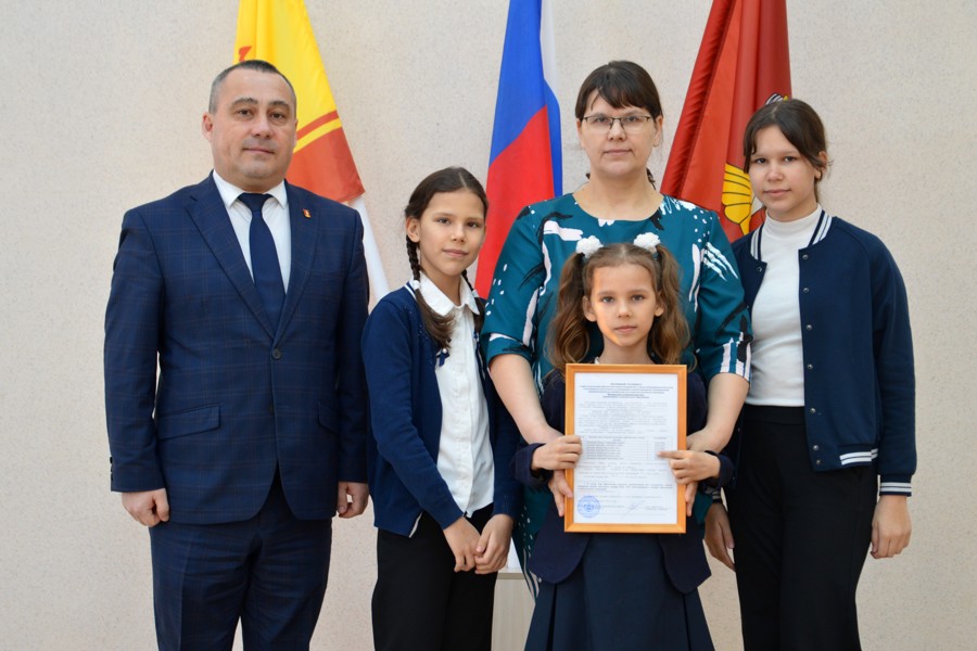 Многодетным семьям Янтиковского округа вручены жилищные сертификаты
