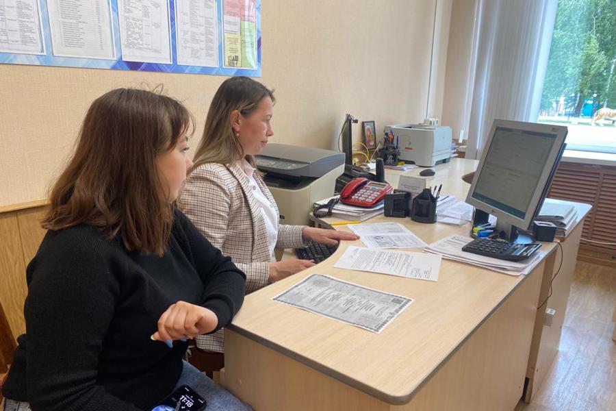 Работники Комсомольского центра соцобслуживания помогли супруге мобилизованного устроить ребёнка в детский сад