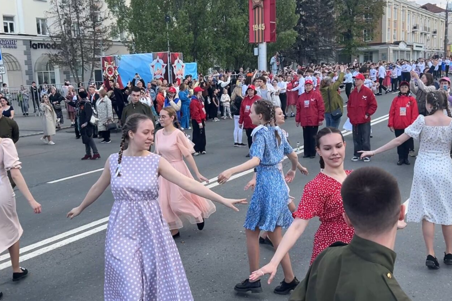 Танцевальный флешмоб «вальс Победы» стал логичным продолжением акции «Мода Победы»