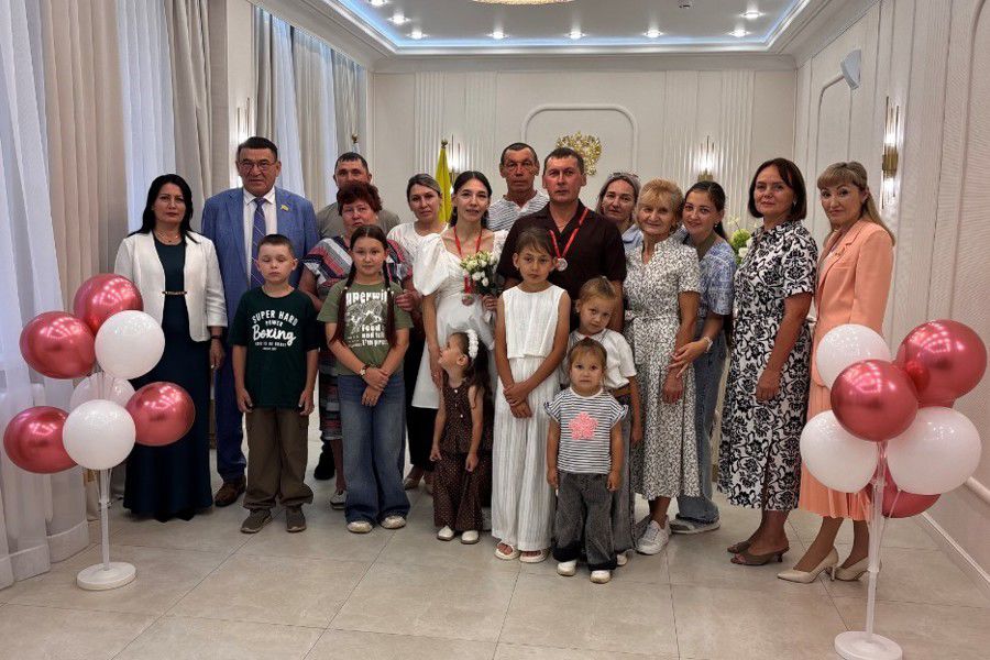 Крепкий союз как пример: в Чебоксарах поздравили юбиляров семейной жизни