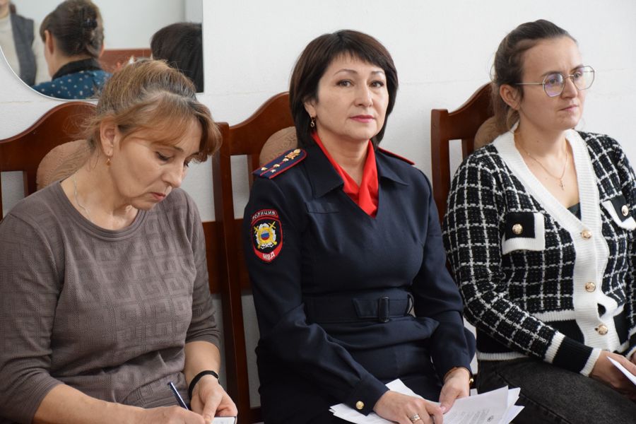 Внимание к проблемам воспитания: комиссия обсудила права детей