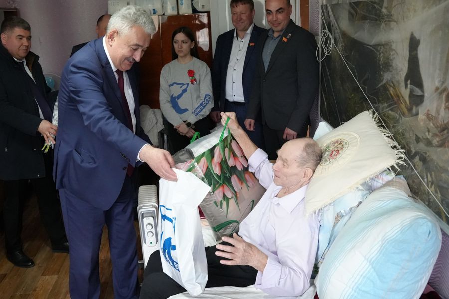Леонид Черкесов поздравил ветерана Великой Отечественной войны Александра Фроловича Гришина с наступающим Днем Победы