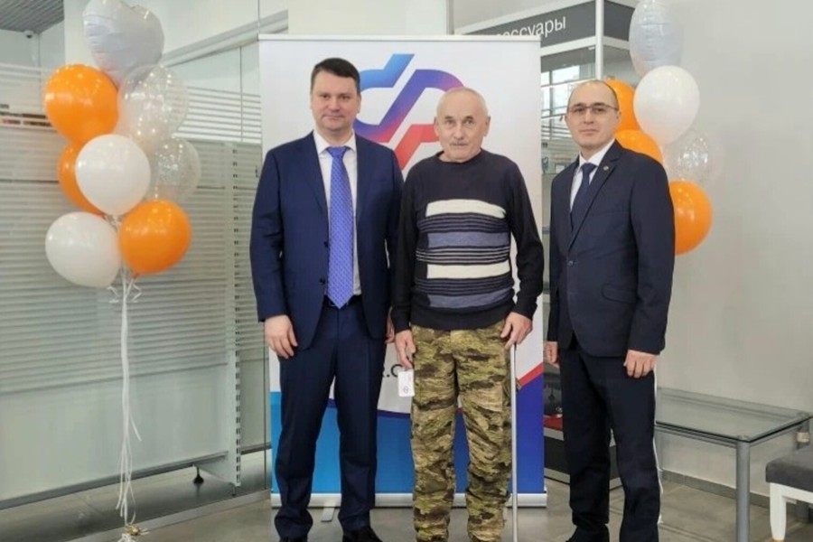 Председатель Соцфонда России Сергей Чирков в Чебоксарах вручил ключи от нового автомобиля пострадавшему на производстве