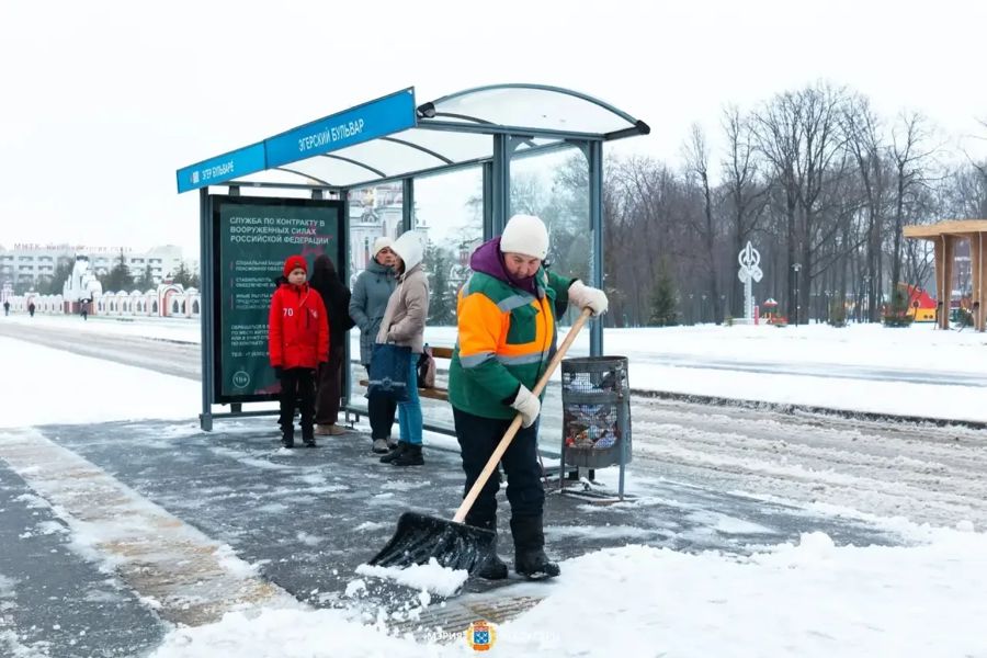 В Чебоксарах выпал снег: спецтехника работает на улицах города