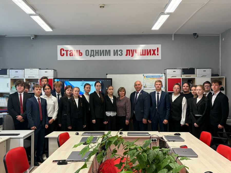 От школьной скамьи до законов республики: в Янтиковской школе прошел «Урок парламентаризма»