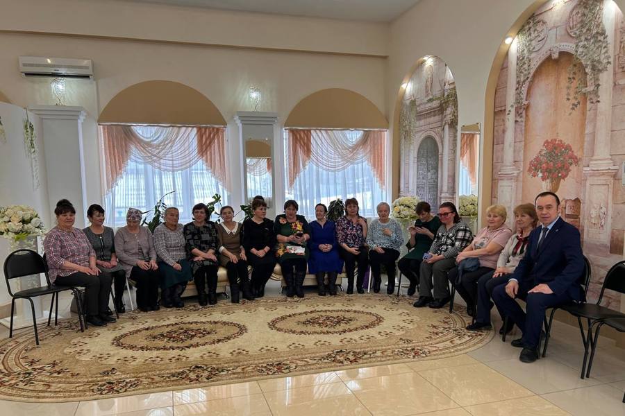 В отделе ЗАГС администрации Шемуршинского муниципального округа  поздравили женщин,  которые своей деятельностью в тылу помогают участникам СВО.