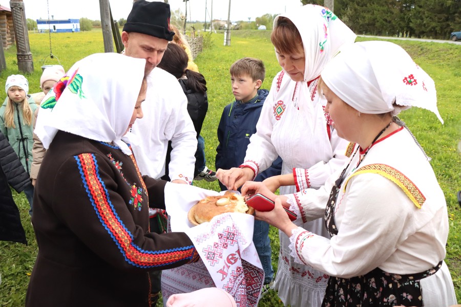 Семьи из Моргаушского, Красночетайского округов и города Алатыря провели выходные в музее натурального хозяйства чувашского крестьянина в деревне Верхние Ачаки.