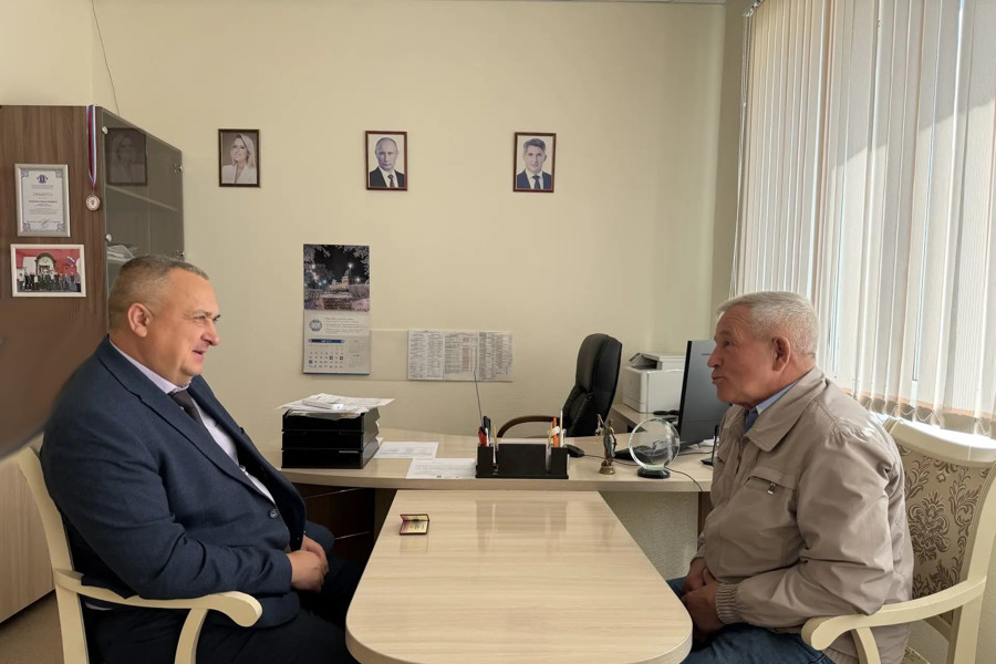 Уполномоченный по правам человека в Чувашской Республике Сергей Самостюк провел рабочую встречу со своим общественным помощником Леонидом Аргандейкиным