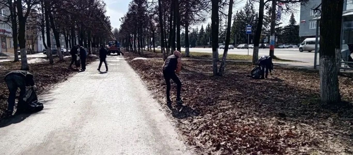 Сотрудники Канашского городского парка провели субботник в честь Чистого четверга