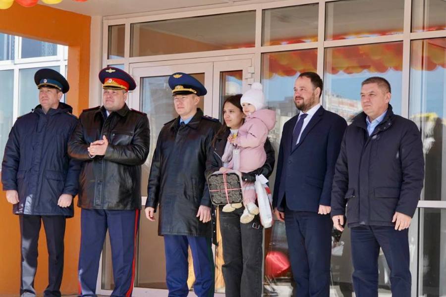В Чебоксарах состоялось торжественное вручение ключей от новых квартир детям - сиротам