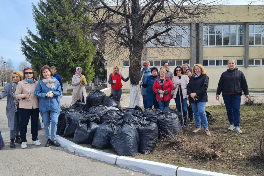 Коллектив Детской школы искусств  -  все на субботник!