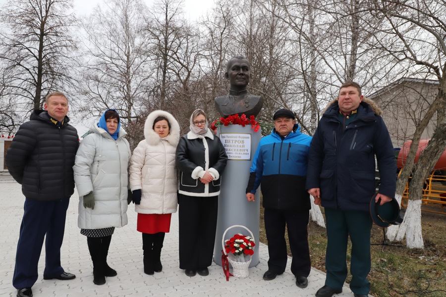Возложение цветов к Героям