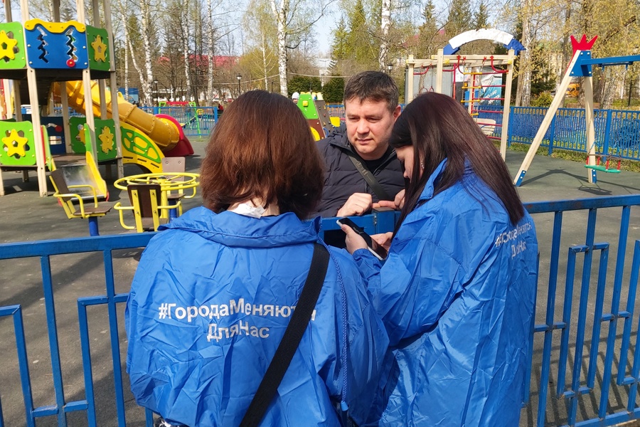 Волонтеры благоустройства на Всероссийском субботнике помогали шумерлинцам проголосовать
