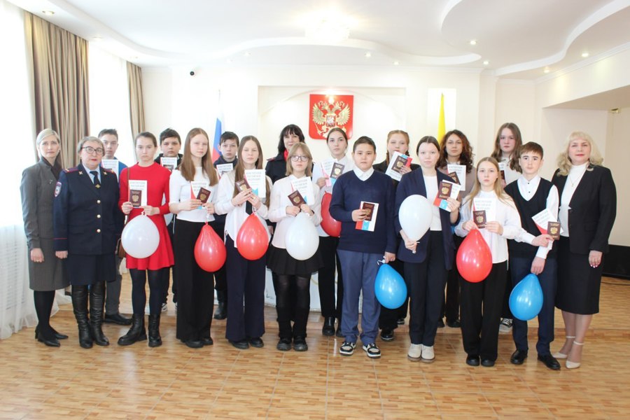 В отделе ЗАГС г.Канаш прошло торжественное вручение паспортов граждан России юношам и девушкам, которым исполнилось 14 лет