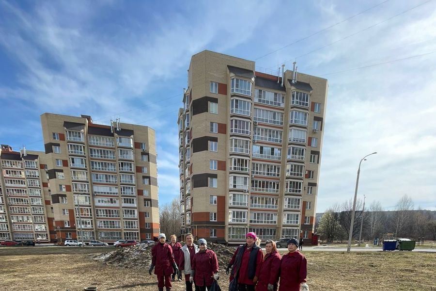 В Новочебоксарске продолжается весенний санитарно-экологический месячник по уборке территорий