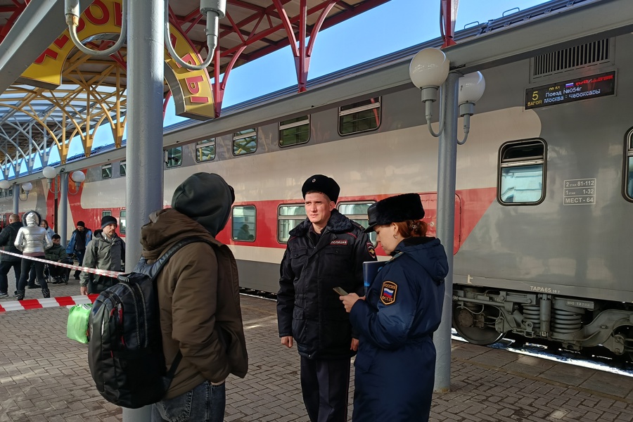 В Чувашии сотрудники транспортной полиции совместно с судебными приставами провели акцию «Узнай о своих долгах»
