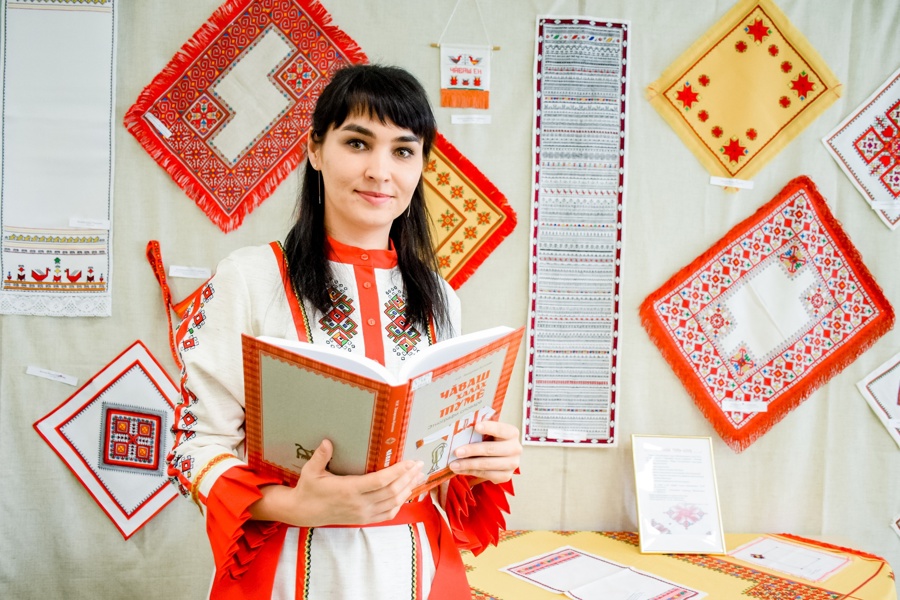 Национальная библиотека Чувашской Республики приглашает на мероприятия ко Дню чувашской вышивки