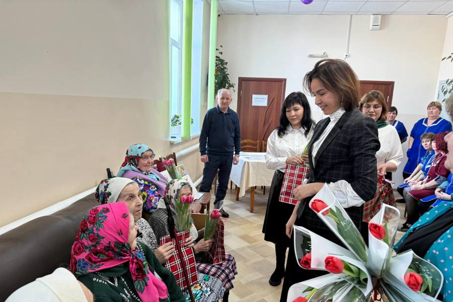 Алена Елизарова поздравила с весенним праздником получателей услуг Красночетайского  центра соцобслуживания