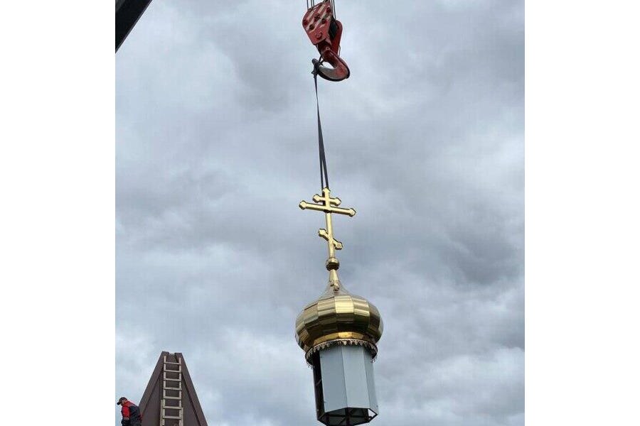 Три креста с куполами установили на храм святой Ксении Петербургской в Новочебоксарске