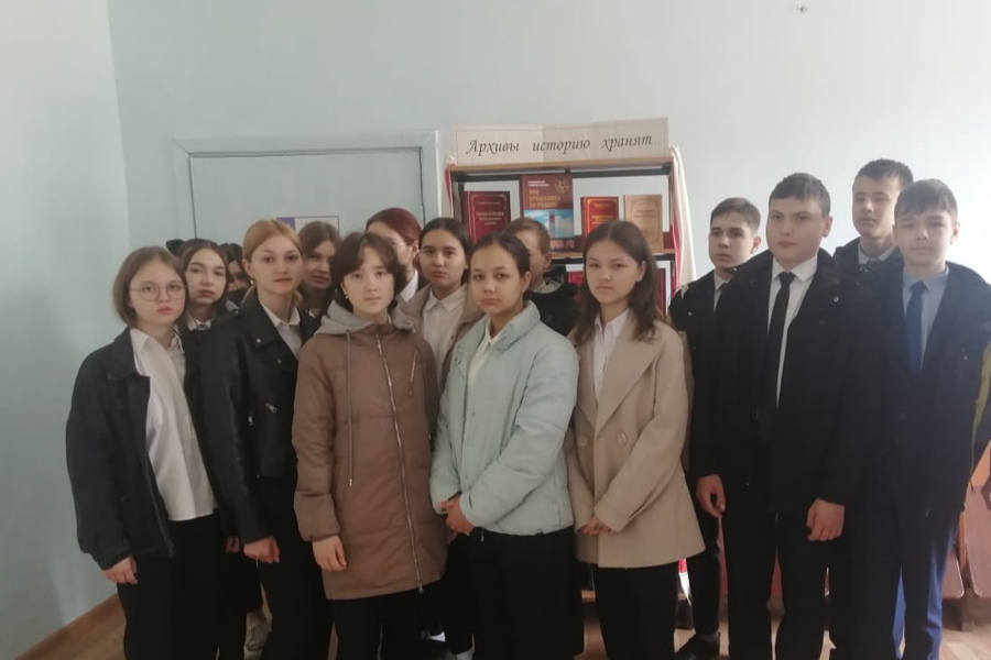 К 100-летию архивной службы: школьников заинтересовал документ столетней давности