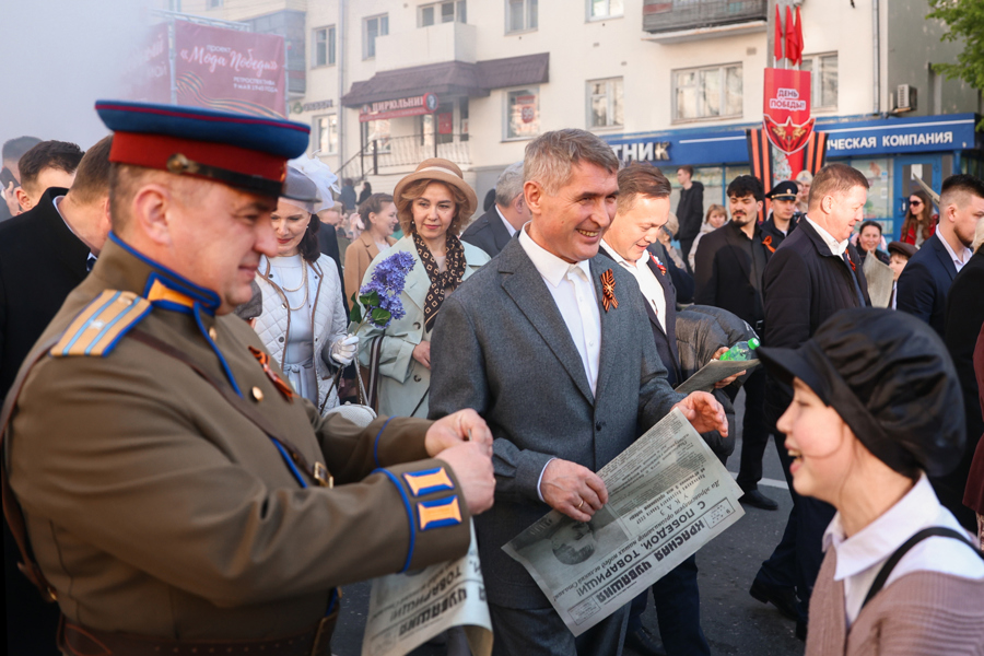 Знамена Победы, ретро-плакаты, песни под гармонь и послевоенный вальс. Столица Чувашии на несколько часов погрузилась в май 1945 года
