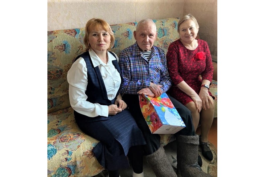 90-летний юбилей отмечает труженик тыла, житель Мариинско-Посадского муниципального округа Порфирий Алексеев
