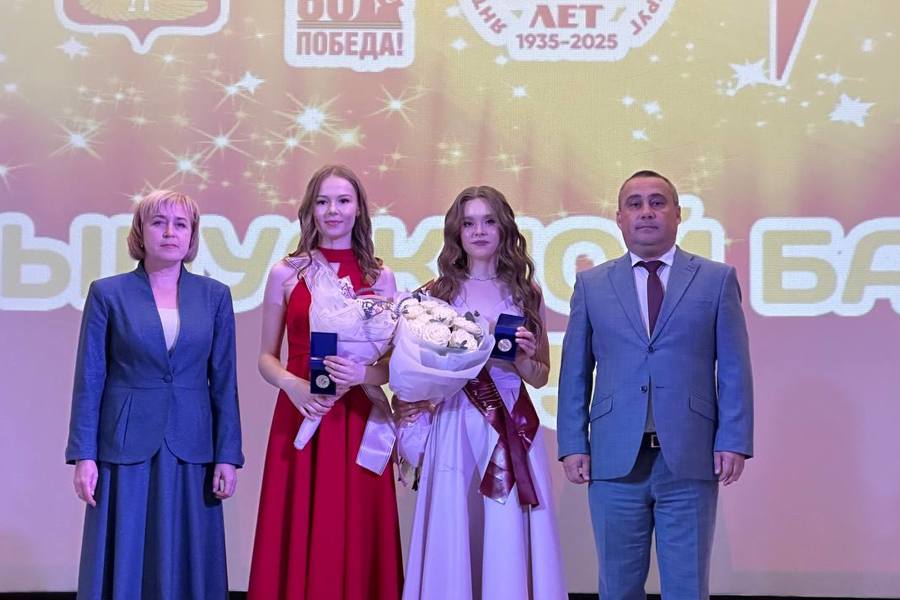 В Янтиковском округе состоялось торжественное чествование выпускников 2025 года