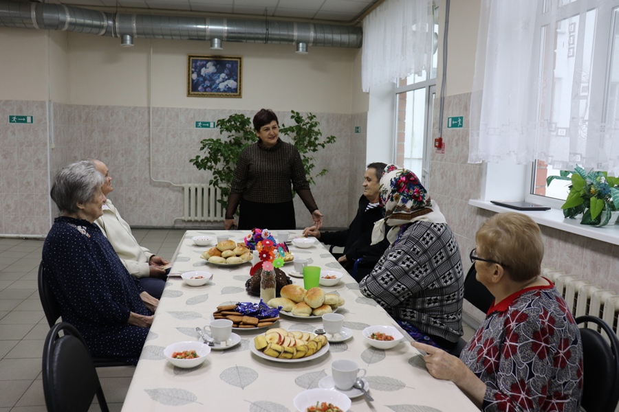 Ноябрьские именинники собрались за чашкой чая