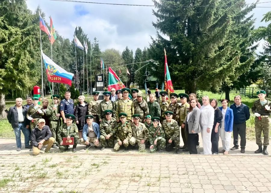 В сквере Памяти и Славы у стелы пограничникам всех поколений прошел торжественный митинг, посвященный героям пограничникам